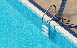 Бассейн на территории комплекса